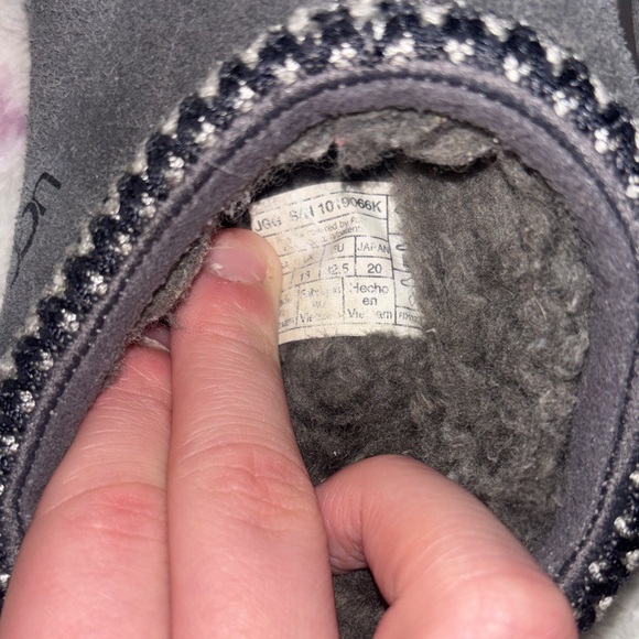 Kids UGG Gray Slippers - Picture 4 of 4